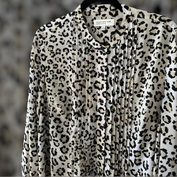 Plus size Leopard print blouse 🐆🖤 - Picture 2 of 3